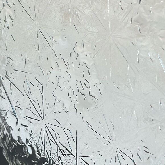 Set of Two Glass Charger Plates/Serving Plates - Snowflake Pattern - Picture 4 of 5